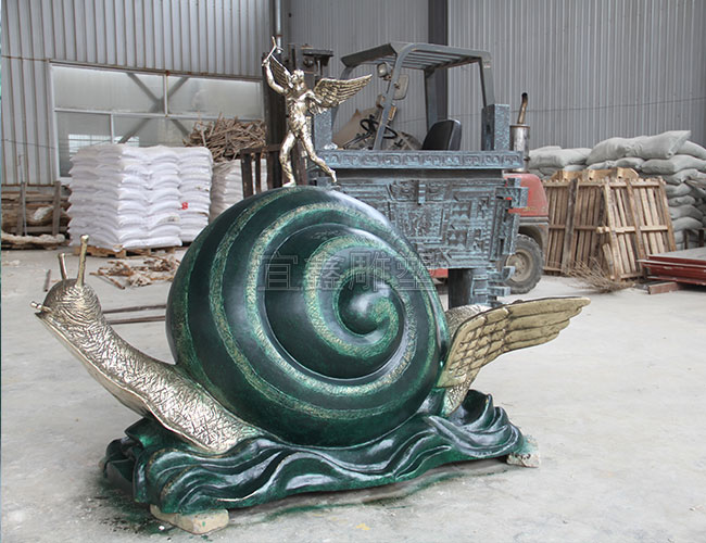 铸铜雕塑厂家讲述铜雕蜗牛雕塑象征意义