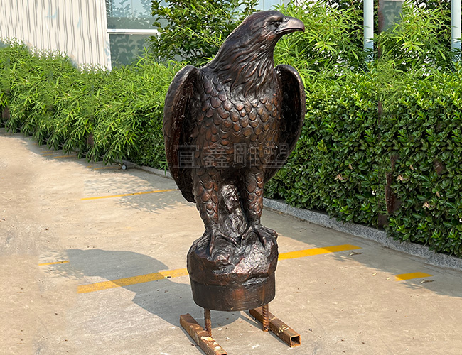 动物鹰雕塑