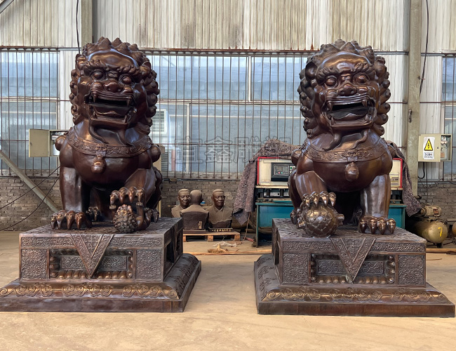 铸铜雕塑厂家：摆放的铜雕狮子是越大越好吗